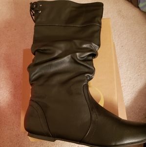 Black boots -- Calf height